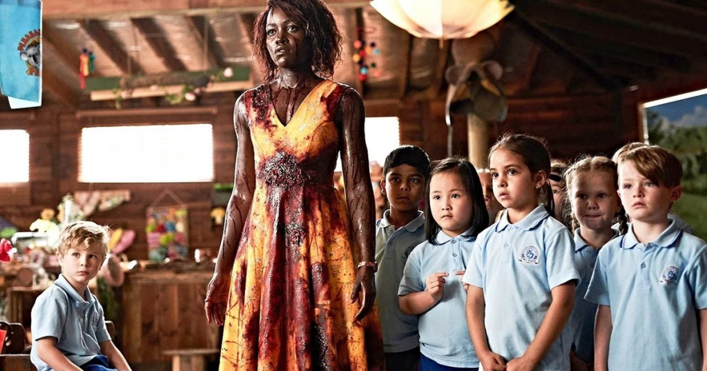 Miss Caroline con los niños de clase manchada con sangre