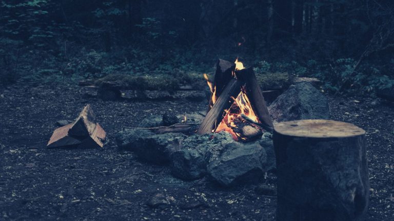 Imagen de zona de acampada, con fuego para calentar.