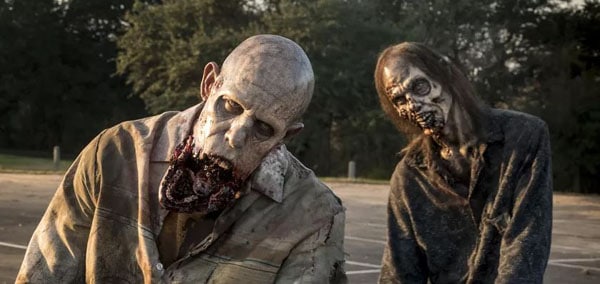 Dos zombies andando en una película de Zombies